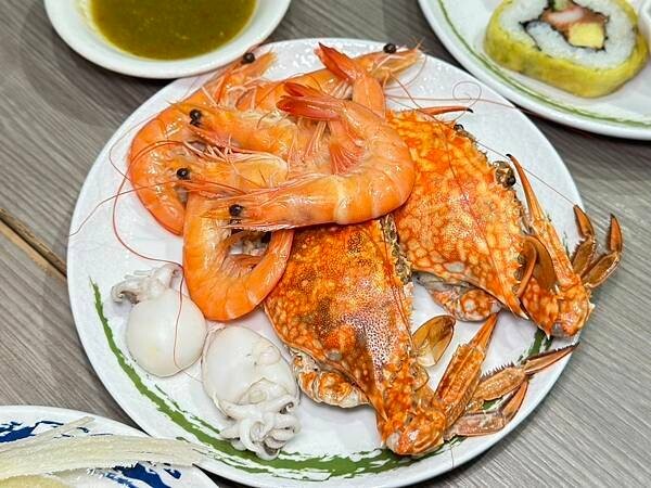 台北吃到飽霸主「漢來海港餐廳」海鮮控的天堂,螃蟹 爐烤牛排CP值爆表。