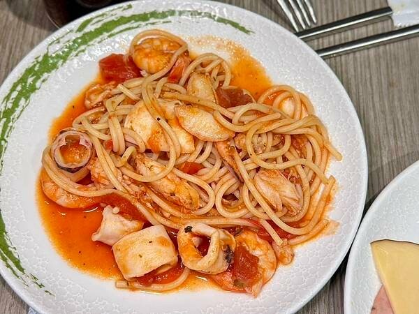 台北吃到飽霸主「漢來海港餐廳」海鮮控的天堂,螃蟹 爐烤牛排CP值爆表。