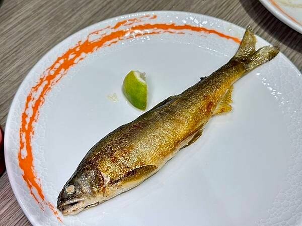 台北吃到飽霸主「漢來海港餐廳」海鮮控的天堂,螃蟹 爐烤牛排CP值爆表。