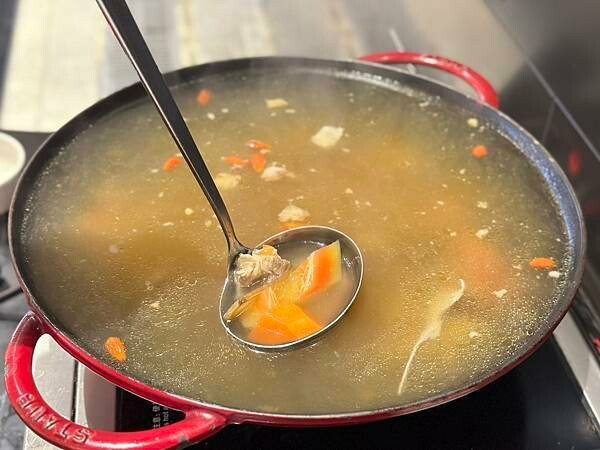 台北吃到飽霸主「漢來海港餐廳」海鮮控的天堂,螃蟹 爐烤牛排CP值爆表。