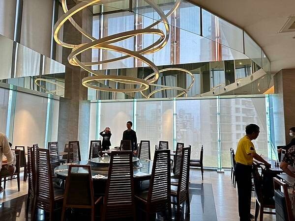 台北吃到飽霸主「漢來海港餐廳」海鮮控的天堂,螃蟹 爐烤牛排CP值爆表。