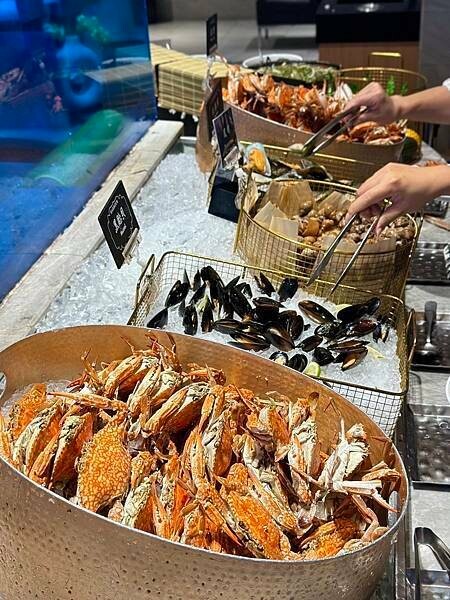 台北吃到飽霸主「漢來海港餐廳」海鮮控的天堂,螃蟹 爐烤牛排CP值爆表。