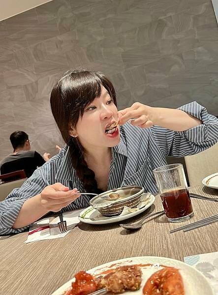 台北吃到飽霸主「漢來海港餐廳」海鮮控的天堂,螃蟹 爐烤牛排CP值爆表。