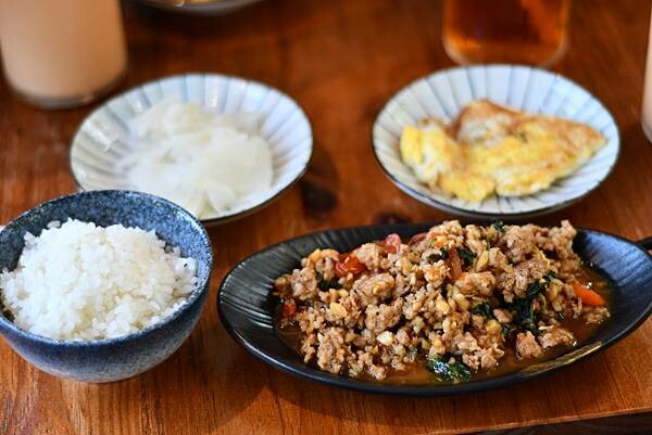 台南泰式料理超值雙人套餐！峇驛泰式餐廳必吃椒麻雞 椰香綠咖哩大滿足。