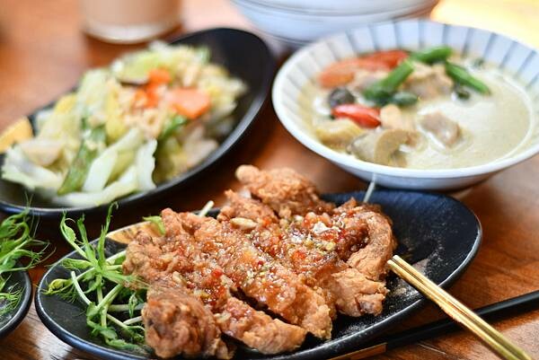 台南泰式料理超值雙人套餐！峇驛泰式餐廳必吃椒麻雞 椰香綠咖哩大滿足。
