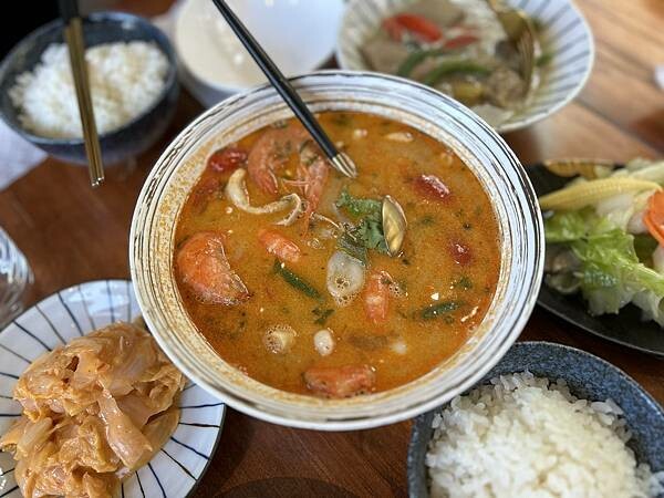 台南泰式料理超值雙人套餐！峇驛泰式餐廳必吃椒麻雞 椰香綠咖哩大滿足。