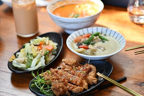 台南泰式料理超值雙人套餐！峇驛泰式餐廳必吃椒麻雞 椰香綠咖哩大滿足。