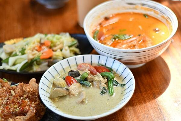 台南泰式料理超值雙人套餐！峇驛泰式餐廳必吃椒麻雞 椰香綠咖哩大滿足。