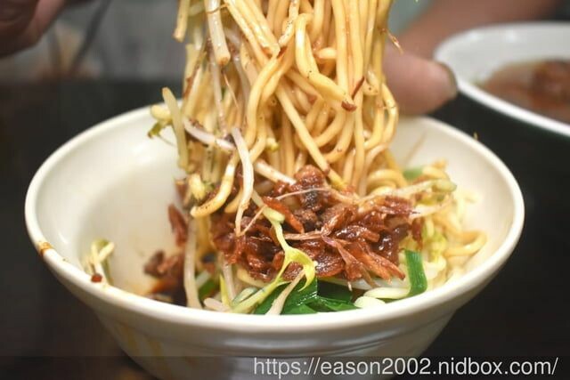 台中大甲美食｜特食豐原排骨酥麵 在地深耕30餘年的好味道 排骨酥肉質軟嫩、湯頭清甜 -  就是這樣。吃喝玩樂。愛漂亮部落格 - FashionGuide 華人時尚專業評鑑