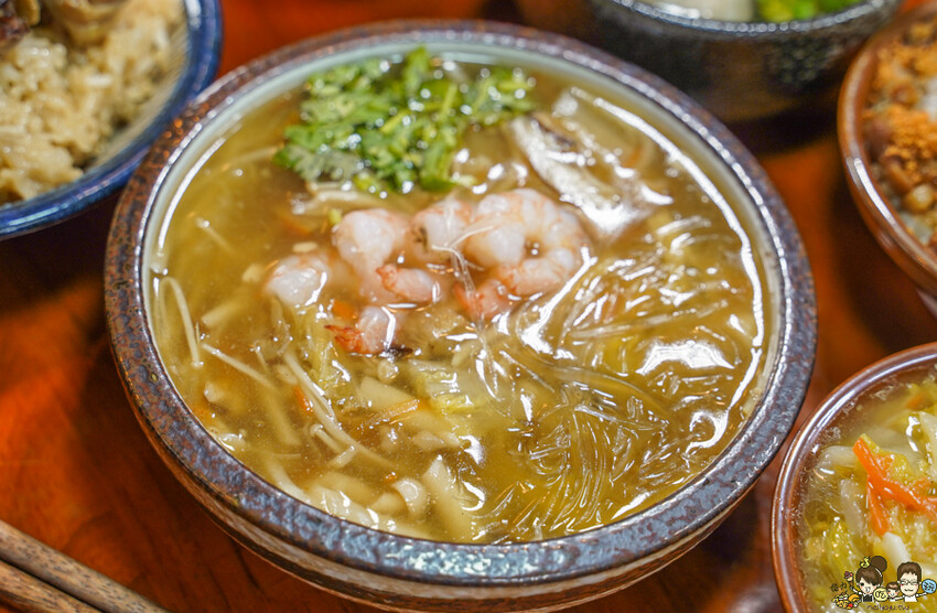 傳承三代辦桌菜 懷舊古早味 春福魚翅羹，鄰近武廟市場油飯、麻油米糕、麻油雞、白菜滷、魚翅羹 - 跟著尼力吃喝玩樂＆親子生活