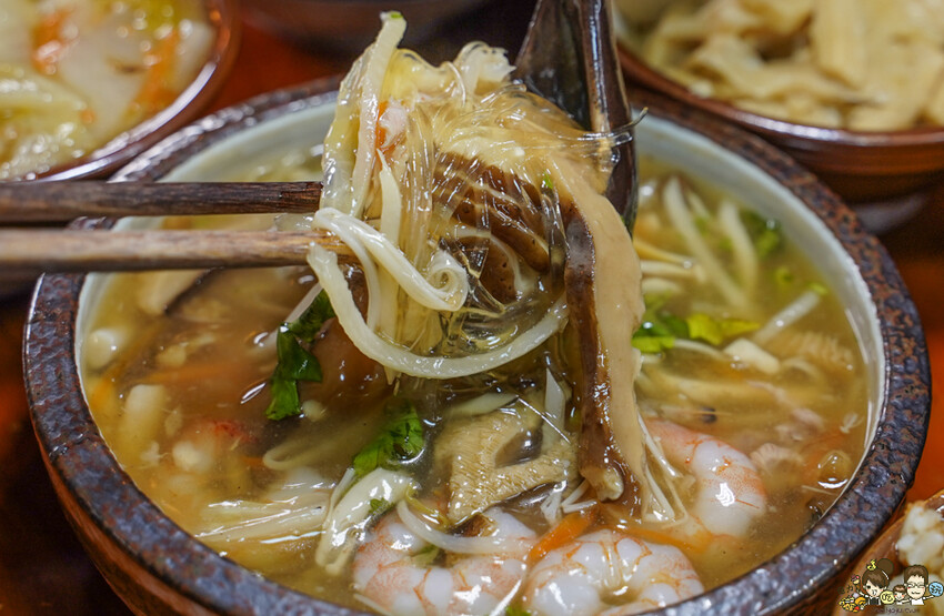 傳承三代辦桌菜 懷舊古早味 春福魚翅羹，鄰近武廟市場油飯、麻油米糕、麻油雞、白菜滷、魚翅羹 - 跟著尼力吃喝玩樂＆親子生活