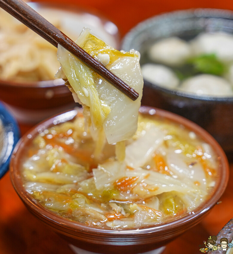 傳承三代辦桌菜 懷舊古早味 春福魚翅羹，鄰近武廟市場油飯、麻油米糕、麻油雞、白菜滷、魚翅羹 - 跟著尼力吃喝玩樂＆親子生活