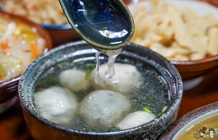 傳承三代辦桌菜 懷舊古早味 春福魚翅羹，鄰近武廟市場油飯、麻油米糕、麻油雞、白菜滷、魚翅羹 - 跟著尼力吃喝玩樂＆親子生活