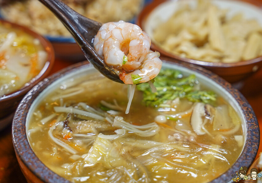 傳承三代辦桌菜 懷舊古早味 春福魚翅羹，鄰近武廟市場油飯、麻油米糕、麻油雞、白菜滷、魚翅羹 - 跟著尼力吃喝玩樂＆親子生活