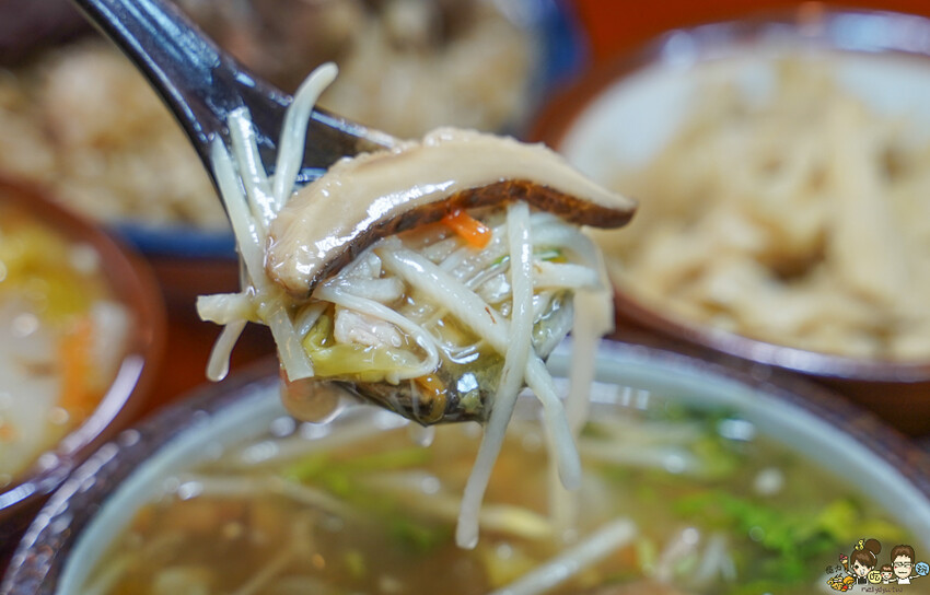 傳承三代辦桌菜 懷舊古早味 春福魚翅羹，鄰近武廟市場油飯、麻油米糕、麻油雞、白菜滷、魚翅羹 - 跟著尼力吃喝玩樂＆親子生活