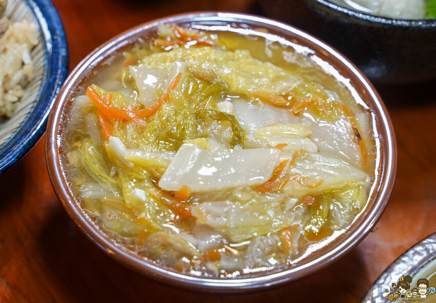 傳承三代辦桌菜 懷舊古早味 春福魚翅羹，鄰近武廟市場油飯、麻油米糕、麻油雞、白菜滷、魚翅羹 - 跟著尼力吃喝玩樂＆親子生活