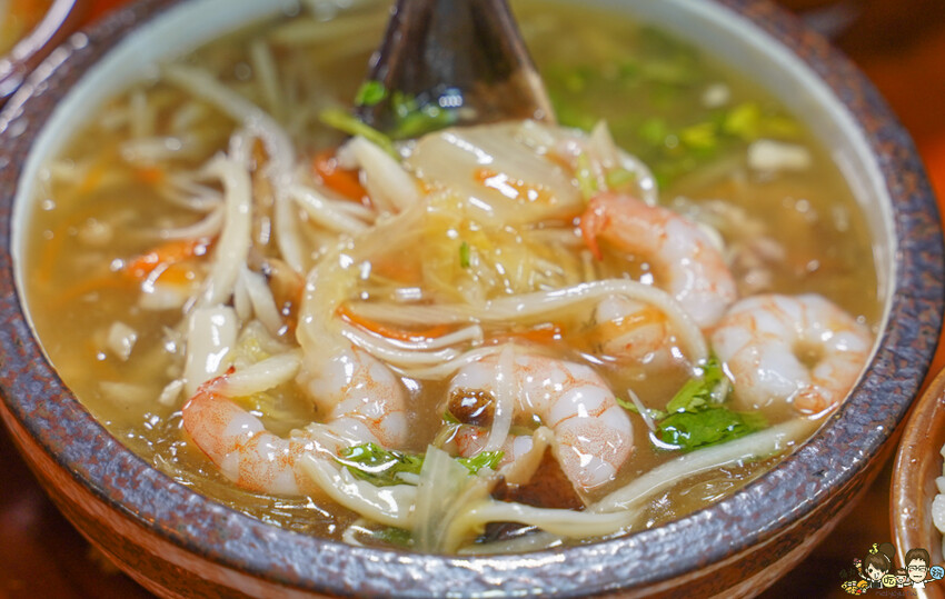 傳承三代辦桌菜 懷舊古早味 春福魚翅羹，鄰近武廟市場油飯、麻油米糕、麻油雞、白菜滷、魚翅羹 - 跟著尼力吃喝玩樂＆親子生活