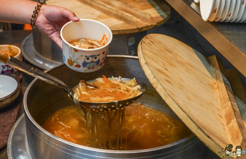 傳承三代辦桌菜 懷舊古早味 春福魚翅羹，鄰近武廟市場油飯、麻油米糕、麻油雞、白菜滷、魚翅羹 - 跟著尼力吃喝玩樂＆親子生活