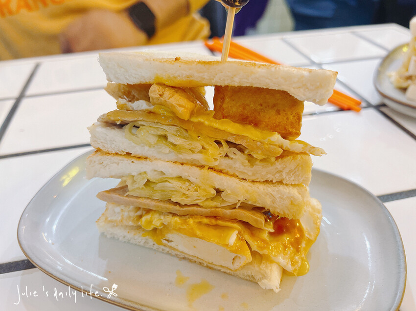 三峽早午餐推薦-富士商號 fuji-近三峽老街、臭豆腐三明治、炒泡麵、復古風早午餐-附菜單 @跟著Julie一起走吧