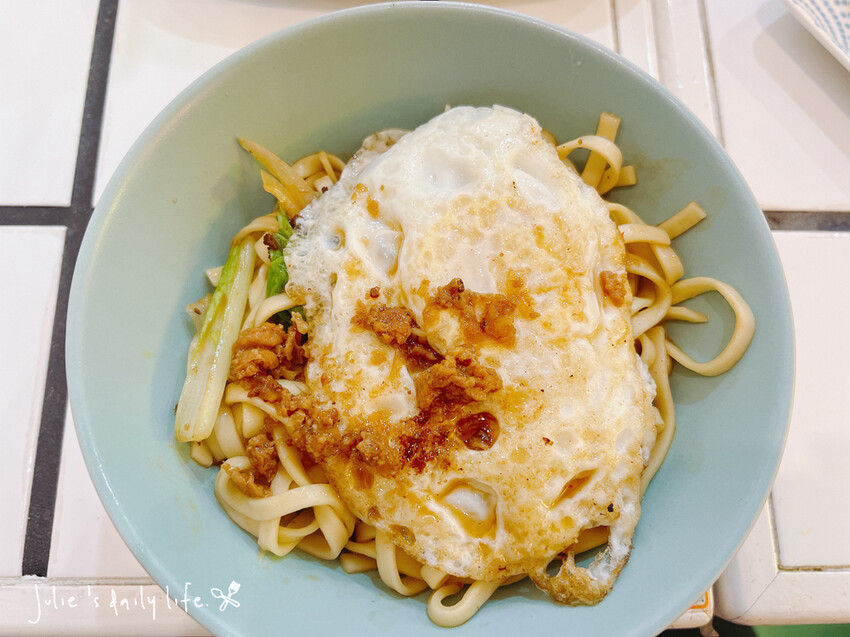 三峽早午餐推薦-富士商號 fuji-近三峽老街、臭豆腐三明治、炒泡麵、復古風早午餐-附菜單 @跟著Julie一起走吧