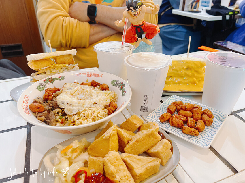 三峽早午餐推薦-富士商號 fuji-近三峽老街、臭豆腐三明治、炒泡麵、復古風早午餐-附菜單 @跟著Julie一起走吧