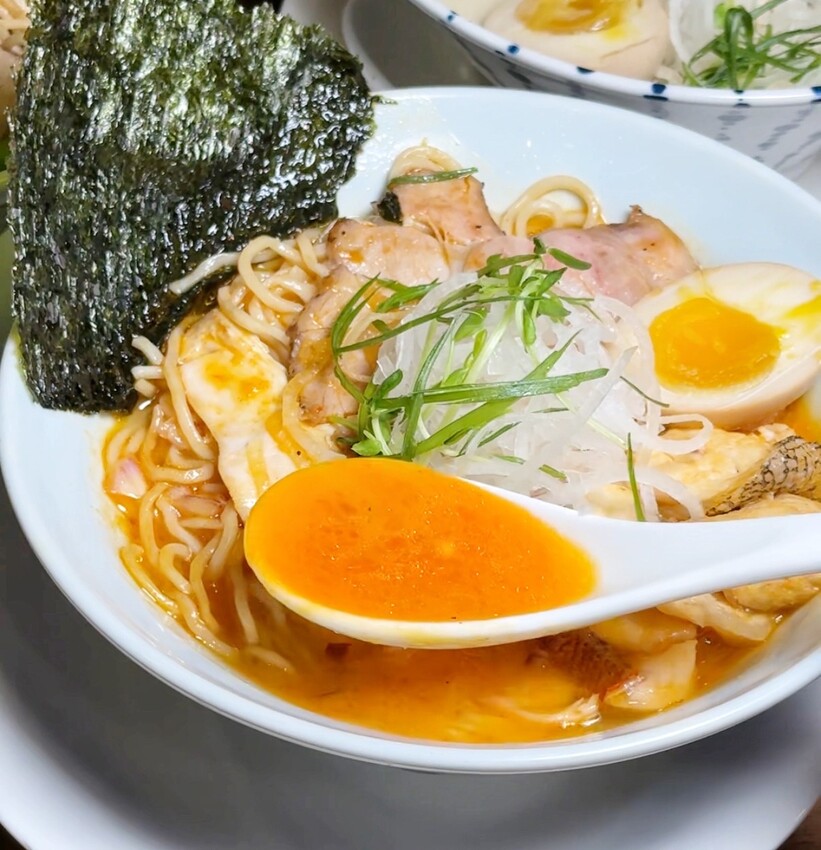 【麵屋有漁-頭份店】全台最強魚介系日式拉麵店插旗苗栗啦！首推原味石斑魚白湯拉麵，濃濃魚鮮味並帶有厚厚膠質感～超濃郁卡布奇諾蝦湯拉麵，蝦控絕對不要錯過！ - 阿華田的美食日記