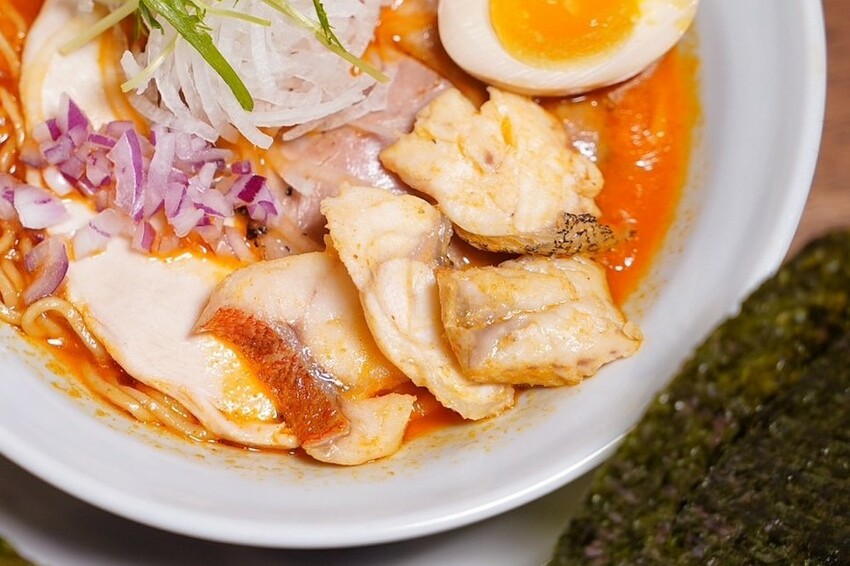 【麵屋有漁-頭份店】全台最強魚介系日式拉麵店插旗苗栗啦！首推原味石斑魚白湯拉麵，濃濃魚鮮味並帶有厚厚膠質感～超濃郁卡布奇諾蝦湯拉麵，蝦控絕對不要錯過！ - 阿華田的美食日記