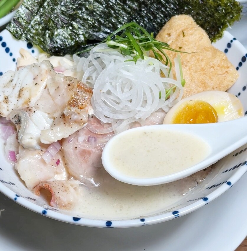 【麵屋有漁-頭份店】全台最強魚介系日式拉麵店插旗苗栗啦！首推原味石斑魚白湯拉麵，濃濃魚鮮味並帶有厚厚膠質感～超濃郁卡布奇諾蝦湯拉麵，蝦控絕對不要錯過！ - 阿華田的美食日記