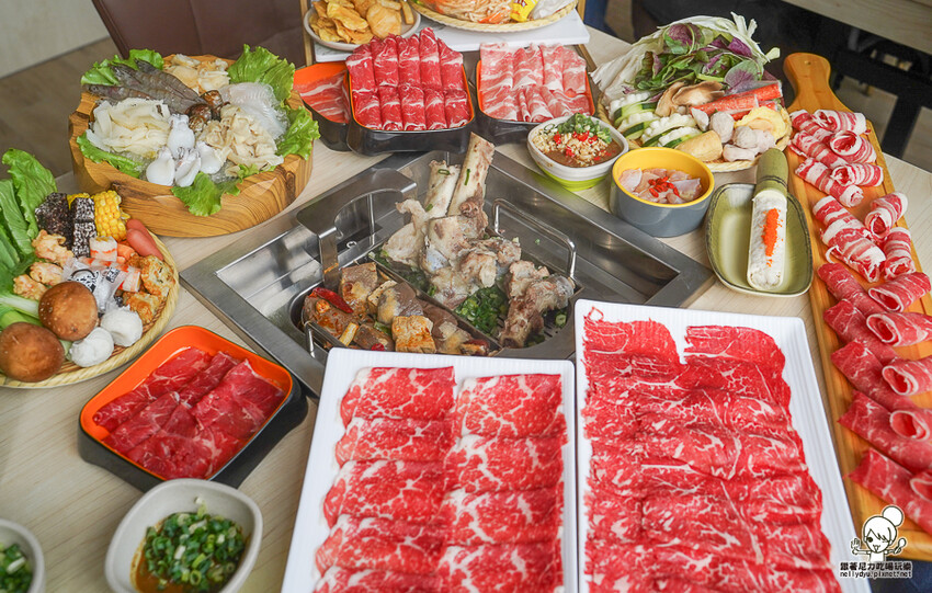 最狂肉肉無限放題、超萌星野牛奶熊泡湯、50種食材自助吧、熟食冰淇淋飲品都不能少 X 星野肉肉鍋 高雄五甲公園店 - 跟著尼力吃喝玩樂＆親子生活