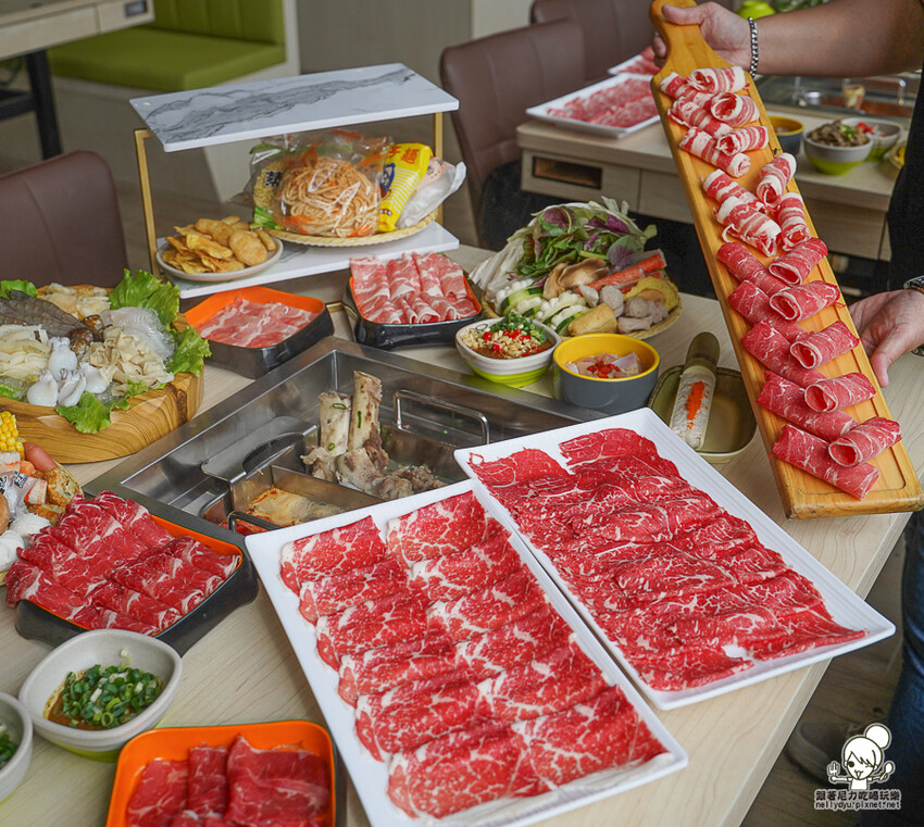 最狂肉肉無限放題、超萌星野牛奶熊泡湯、50種食材自助吧、熟食冰淇淋飲品都不能少 X 星野肉肉鍋 高雄五甲公園店 - 跟著尼力吃喝玩樂＆親子生活