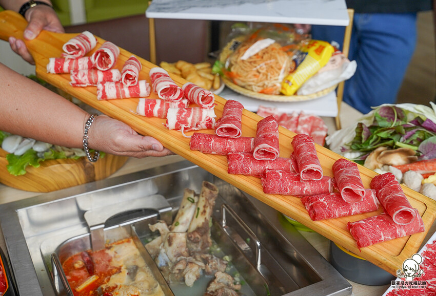 最狂肉肉無限放題、超萌星野牛奶熊泡湯、50種食材自助吧、熟食冰淇淋飲品都不能少 X 星野肉肉鍋 高雄五甲公園店 - 跟著尼力吃喝玩樂＆親子生活