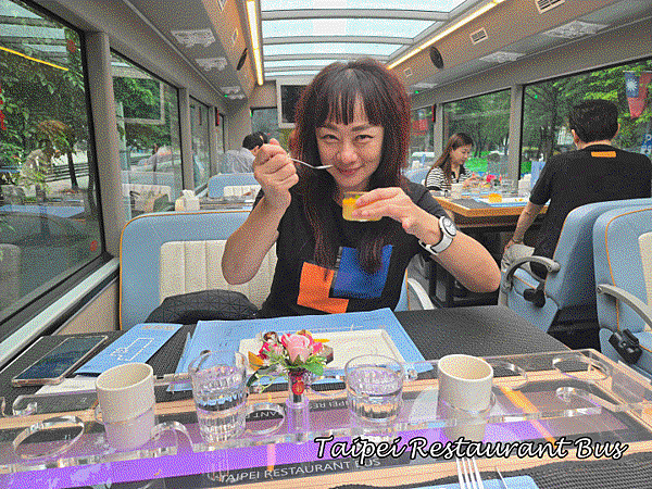 台北雙層觀光巴士下午茶：用美食與美景來場城市冒險