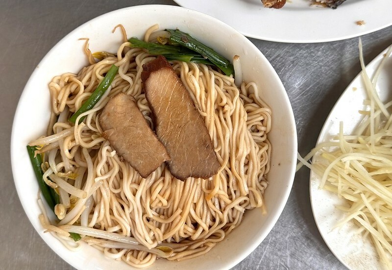 高雄鹽埕美食老字號「阿忠虱目魚粗米粉」，必吃豬油拌麵 炸魚皮、魚背骨。