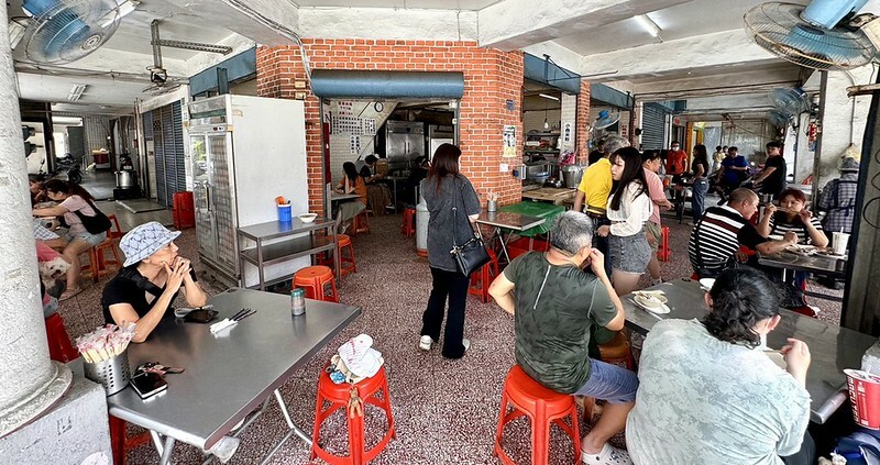 高雄鹽埕美食老字號「阿忠虱目魚粗米粉」，必吃豬油拌麵 炸魚皮、魚背骨。