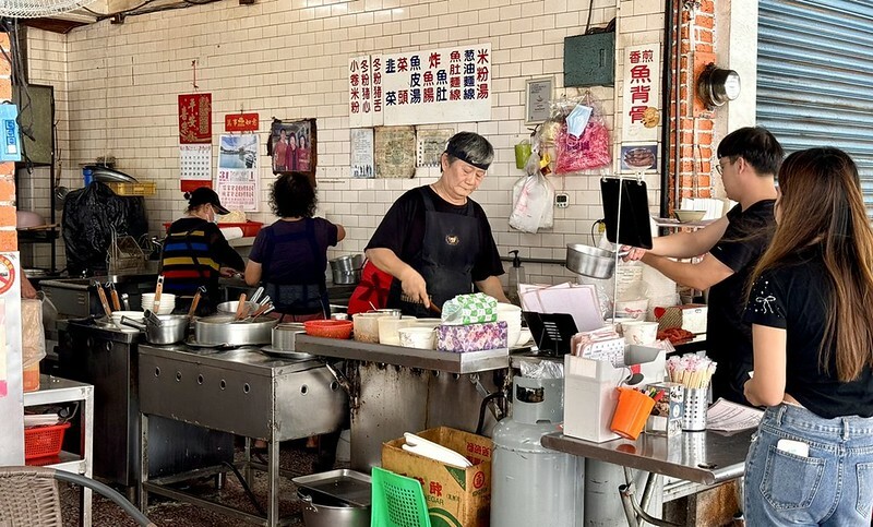 高雄鹽埕美食老字號「阿忠虱目魚粗米粉」，必吃豬油拌麵 炸魚皮、魚背骨。