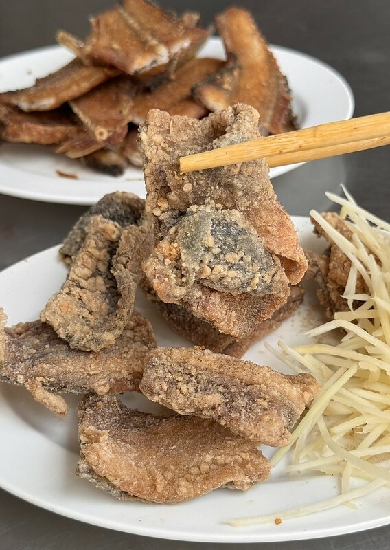高雄鹽埕美食老字號「阿忠虱目魚粗米粉」，必吃豬油拌麵 炸魚皮、魚背骨。