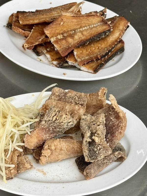 高雄鹽埕美食老字號「阿忠虱目魚粗米粉」，必吃豬油拌麵 炸魚皮、魚背骨。
