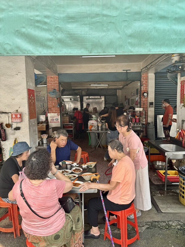 高雄鹽埕美食老字號「阿忠虱目魚粗米粉」，必吃豬油拌麵 炸魚皮、魚背骨。