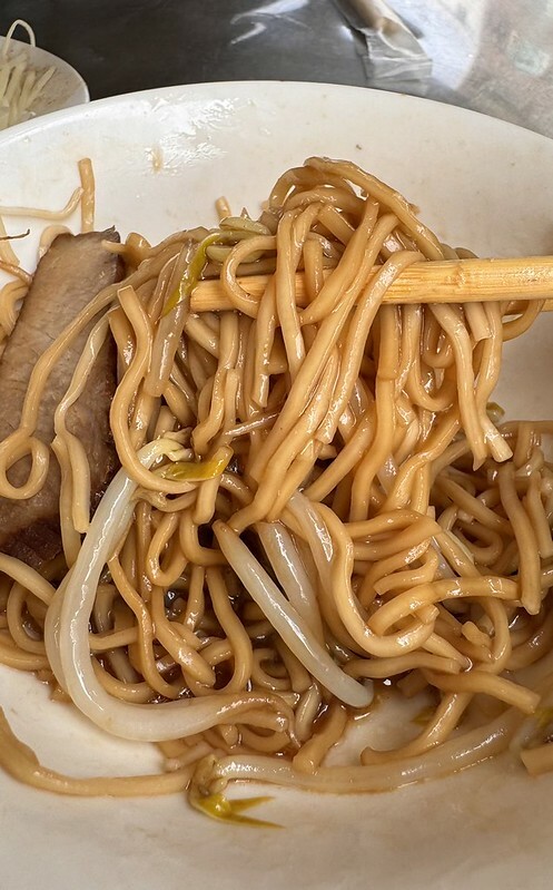 高雄鹽埕美食老字號「阿忠虱目魚粗米粉」，必吃豬油拌麵 炸魚皮、魚背骨。