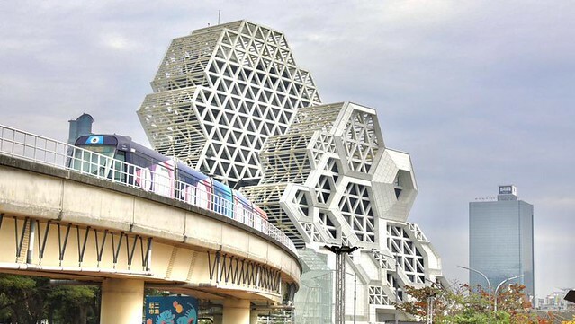 高雄鹽埕美食老字號「阿忠虱目魚粗米粉」，必吃豬油拌麵 炸魚皮、魚背骨。