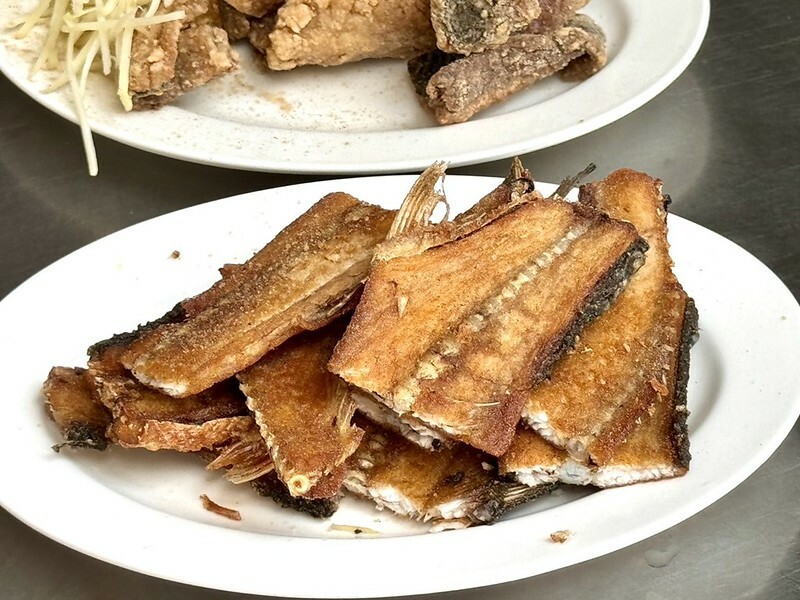 高雄鹽埕美食老字號「阿忠虱目魚粗米粉」，必吃豬油拌麵 炸魚皮、魚背骨。