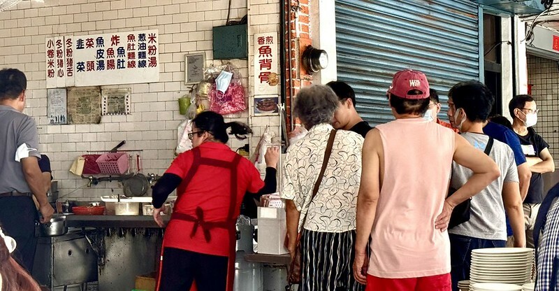 高雄鹽埕美食老字號「阿忠虱目魚粗米粉」，必吃豬油拌麵 炸魚皮、魚背骨。