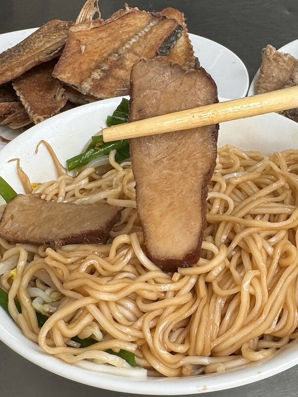 高雄鹽埕美食老字號「阿忠虱目魚粗米粉」，必吃豬油拌麵 炸魚皮、魚背骨。
