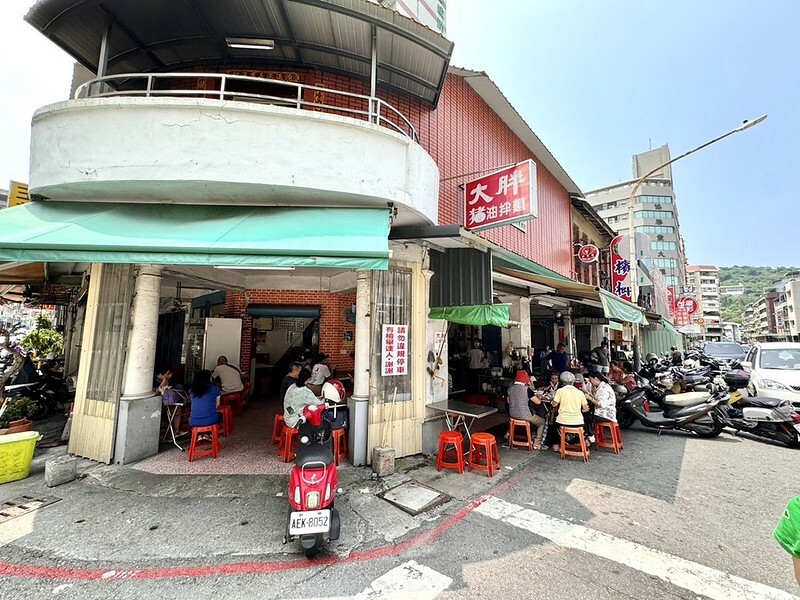 高雄鹽埕美食老字號「阿忠虱目魚粗米粉」，必吃豬油拌麵 炸魚皮、魚背骨。