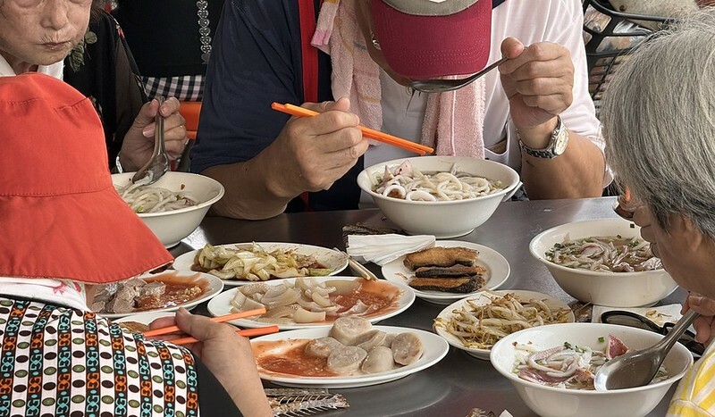 高雄鹽埕美食老字號「阿忠虱目魚粗米粉」，必吃豬油拌麵 炸魚皮、魚背骨。