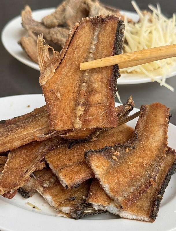 高雄鹽埕美食老字號「阿忠虱目魚粗米粉」，必吃豬油拌麵 炸魚皮、魚背骨。
