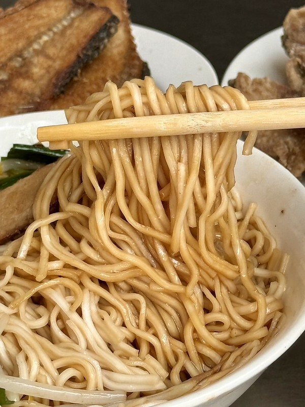 高雄鹽埕美食老字號「阿忠虱目魚粗米粉」，必吃豬油拌麵 炸魚皮、魚背骨。
