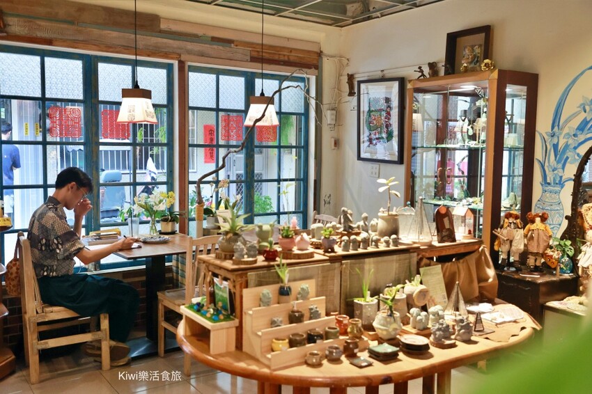 老屋改建咖啡廳爆紅！彰化暗街仔巷結合文創手作餅乾，三層靜謐空間超迷人。