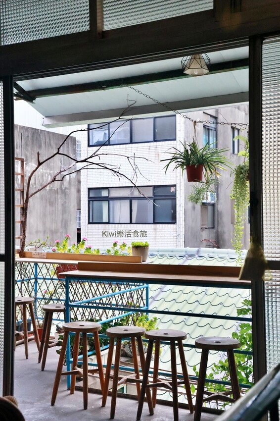 老屋改建咖啡廳爆紅！彰化暗街仔巷結合文創手作餅乾，三層靜謐空間超迷人。