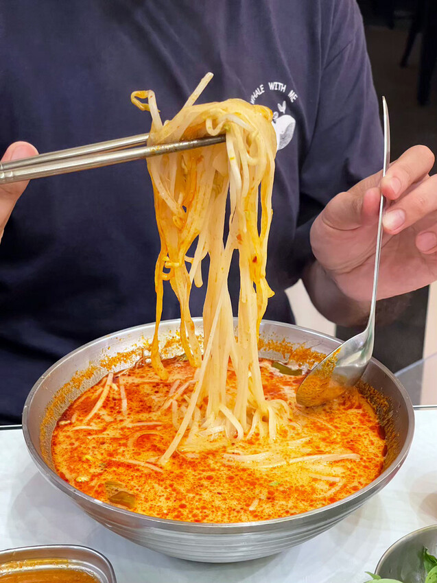 台南越南河粉推薦：鴻公公，濃郁系生牛肉/香茅雞酸辣河粉～椰香